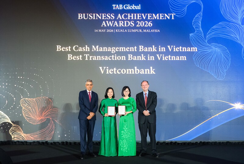 Bà Nguyễn Thùy Ninh, Giám đốc Ban Khách hàng FDI (bên trái) và bà Trần Phương Hiền, Phó Trưởng Phòng Giải pháp Kênh số Bán buôn đại diện Vietcombank nhận giải thưởng Ngân hàng giao dịch tốt nhất Việt Nam 2026 và giải thưởng Ngân hàng quản lý dòng tiền tốt nhất Việt Nam 2026.