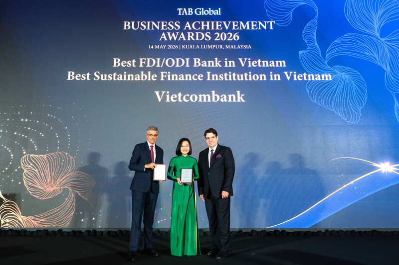 Bà Nguyễn Thùy Ninh, Giám đốc Ban Khách hàng FDI đại diện Vietcombank nhận giải thưởng Ngân hàng tốt nhất Việt Nam trong lĩnh vực FDI/ODI năm 2026 và giải thưởng Tổ chức tài chính phát triển bền vững tốt nhất Việt Nam năm 2026.