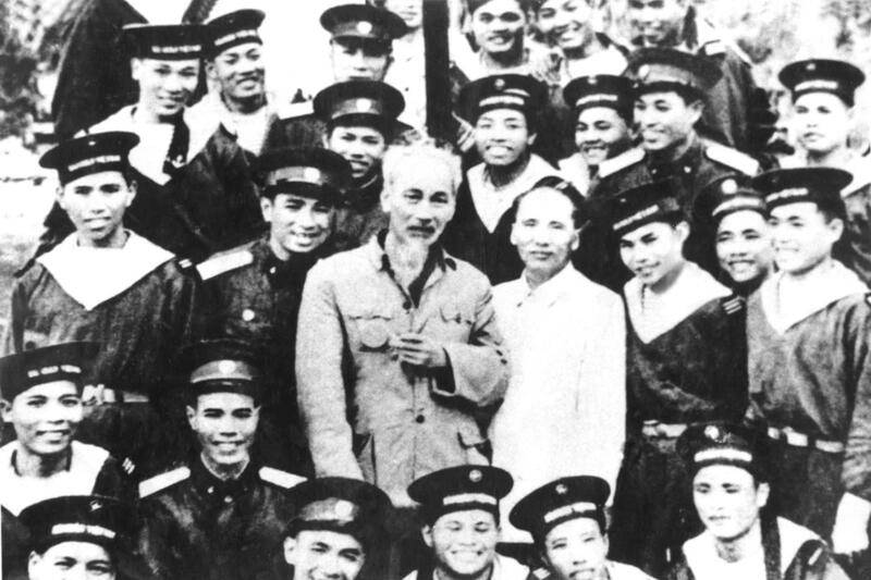 Bác Hồ cùng đồng chí Nguyễn Lương Bằng trên Tàu 524 Hải quân ngày 31/3/1959 (Bác về thăm Quân chủng Hải quân lần thứ nhất). Ảnh: QCHQ