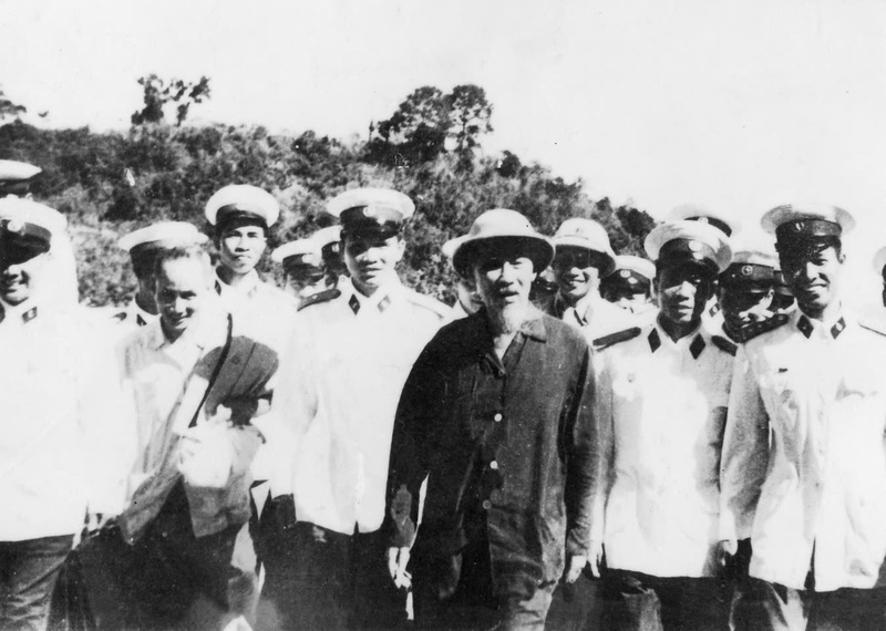 Bác Hồ thăm Đoàn 135 Hải quân - đảo Vạn Hoa ngày 13/11/1962 (Bác Hồ thăm Quân chủng Hải quân lần thứ ba). Ảnh nguồn: QCHQ