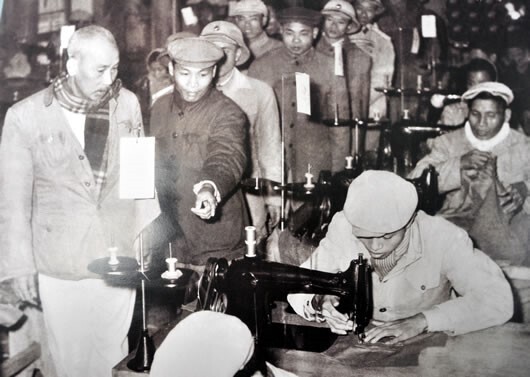 Bác Hồ thăm xưởng May X10 (tiền thân của Tổng Công ty May 10) năm 1959. Ảnh tư liệu