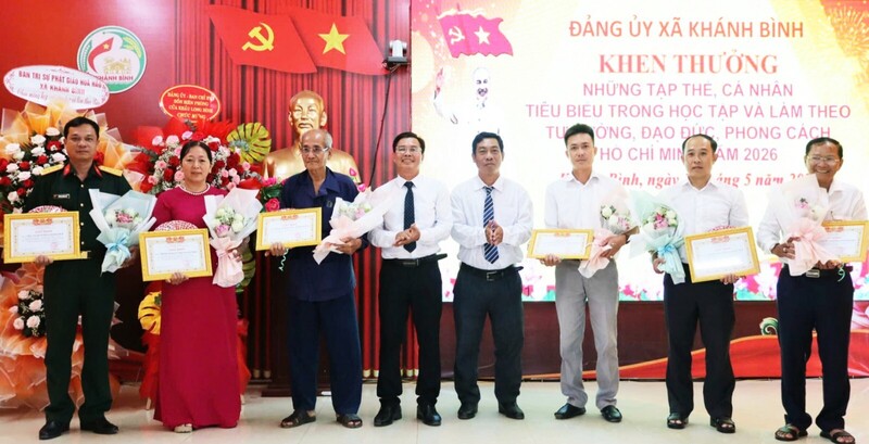 Lãnh đạo xã Khánh Bình trao giấy khen cho các tập thể, cá nhân tiêu biểu trong học tập và làm theo tư tưởng, đạo đức, phong cách Hồ Chí Minh năm 2026. Ảnh: KB