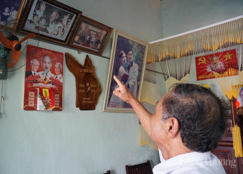 Ngôi nhà nhỏ của người cựu chiến binh già có ảnh thờ Bác, với những bức ảnh quý ghi lại 2 lần vinh dự được gặp Bác và những ký ức của thời lửa đạn.
