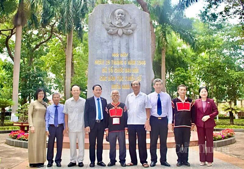Lãnh đạo Trung ương, lãnh đạo tỉnh và nguyên lãnh đạo tỉnh chụp hình lưu niệm trước di tích “Địa điểm đón thư Bác Hồ gửi Đại hội các dân tộc thiểu số miền Nam tại Pleiku năm 1946”. Ảnh: Hiền Mai