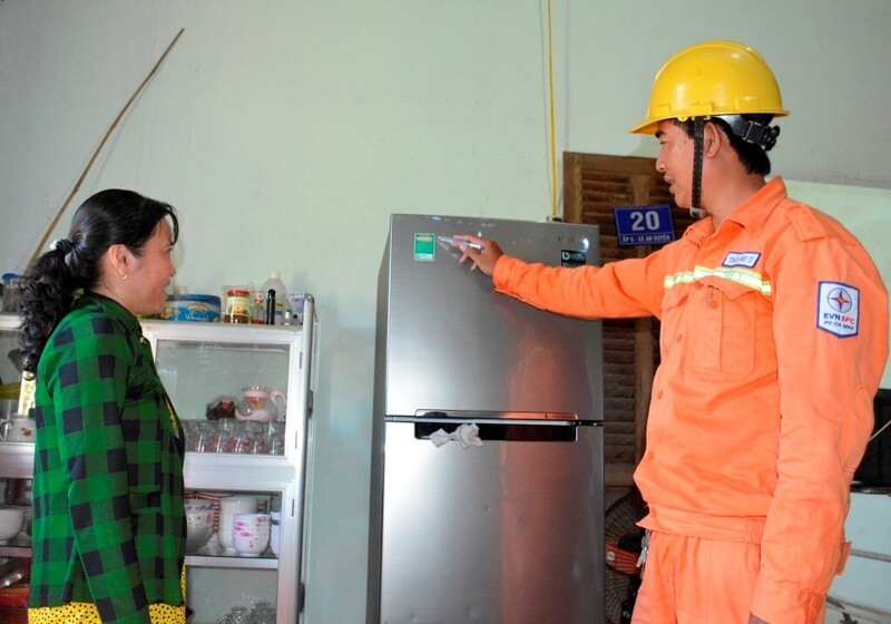Điện lực Cà Mau hướng dẫn người dân chọn mua, sử dụng trang thiết bị điện tiết kiệm, hiệu quả. Ảnh: CTTĐT Cà Mau