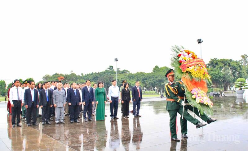 Tỉnh ủy, HĐND, UBND, Ủy ban MTTQ Việt Nam tỉnh Gia Lai đã tổ chức Lễ dâng hoa, dâng hương tưởng nhớ Chủ tịch Hồ Chí Minh tại Quảng trường Đại Đoàn Kết (phường Pleiku), trước Tượng đài Bác Hồ với các dân tộc Tây Nguyên, sáng 19/5. Ảnh: Hiền Mai