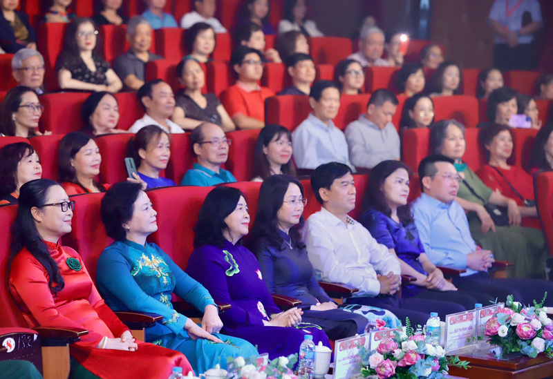 Ủy viên Bộ Chính trị, Bí thư Trung ương Đảng, Chủ tịch Ủy ban Trung ương Mặt trận Tổ quốc Việt Nam Bùi Thị Minh Hoài; Bí thư Trung ương Đảng, Phó Thủ tướng Chính phủ Phạm Thị Thanh Trà; Ủy viên Ban Chấp hành Trung ương Đảng, Bộ trưởng Bộ Văn hóa, Thể thao và Du lịch Lâm Thị Phương Thanh và các đại biểu dự chương trình nghệ thuật đặc biệt "Sáng mãi tên Người". Ảnh: Ban Tổ chức