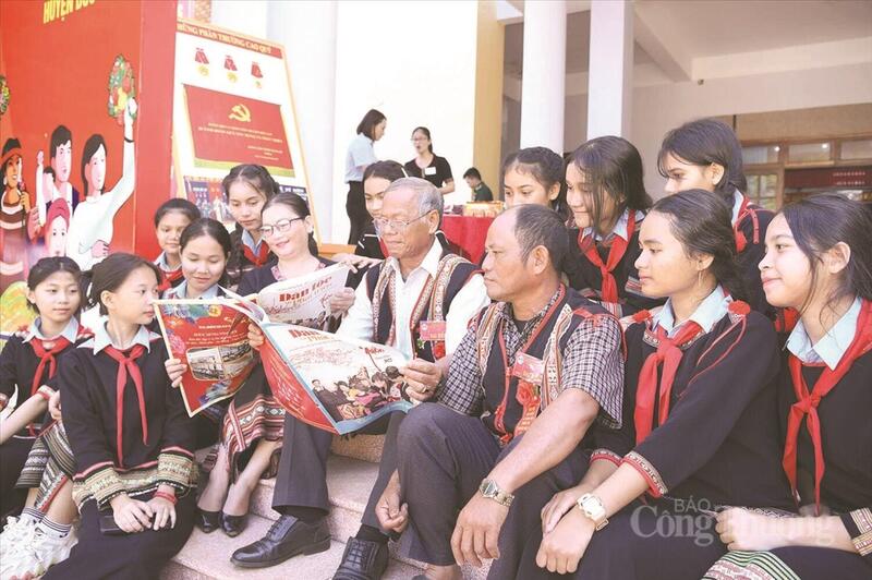 Già làng Rơ Châm Ét tuyên truyền, vận động người dân thực hiện chủ trương của Đảng, chính sách, pháp luật của Nhà nước. Ảnh: NVCC