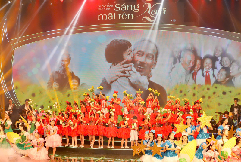 “Sáng mãi tên Người” là hành trình cảm xúc, kết nối các thế hệ người Việt Nam bằng tình yêu kính dâng lên Bác. Ảnh: Ban Tổ chức