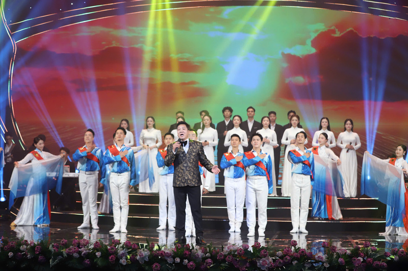 NSND Quốc Hưng cùng các nghệ sĩ tham gia chương trình. Ảnh: Ban Tổ chức