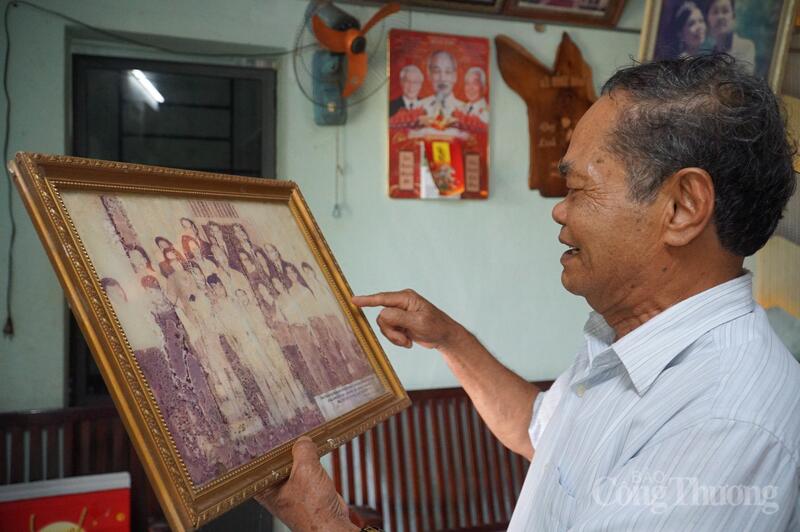 Cựu chiến binh Hồ Ngọc Biên "khoe" với chúng tôi về bức ảnh được cùng Bác Hồ tiếp đón Đoàn đại biểu Hữu nghị Cuba - Việt Nam trong lần thứ 2 được gặp Bác tại Phủ Chủ tịch.