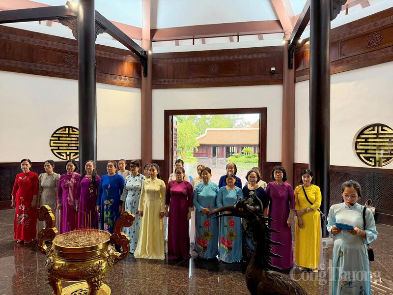 Đoàn Hội thi tuyên truyền viên giỏi của Hội Liên hiệp Phụ nữ phường Cao Lãnh dành phút mặc niệm tưởng nhớ Cụ Phó bảng Nguyễn Sinh Sắc tại điện thờ.