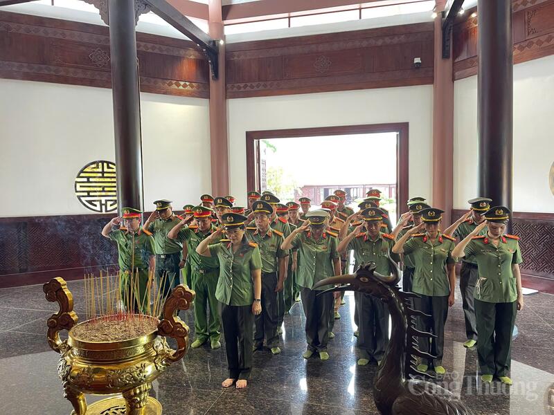 Trong không khí trang nghiêm, Đoàn đại biểu Công an tỉnh Đồng Tháp kính cẩn nghiêng mình tưởng niệm thân sinh Chủ tịch Hồ Chí Minh tại điện thờ.