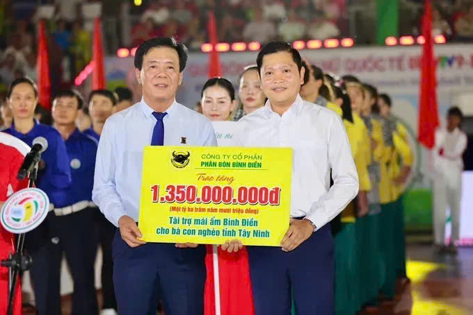 Ông Ngô Văn Đông - Tổng Giám đốc Công ty CP Phân bón Bình Điền trao bảng tài trợ xây dựng 15 căn nhà "Mái ấm Bình Điền" cho các hộ gia đình khó khăn tại tỉnh Tây Ninh.