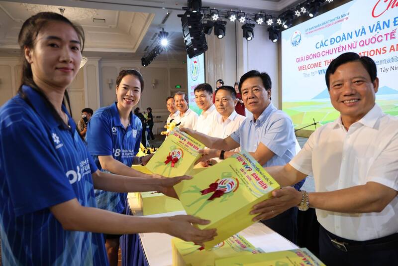 Ban tổ chức Giải bóng chuyền nữ Quốc tế Cúp VTV9 – Bình Điền trao tặng những món quà lưu niệm và linh vật Giải đấu cho các VĐV tham gia Giải đấu 2026.