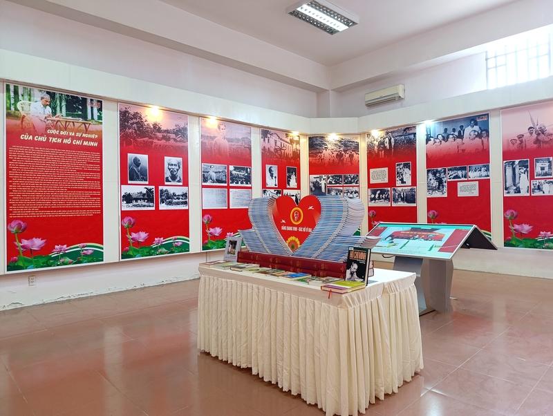 Không gian trưng bày các hình ảnh của Chủ tịch Hồ Chí Minh tại Bảo tàng Lâm Đồng. Ảnh: Bảo tàng Lâm Đồng