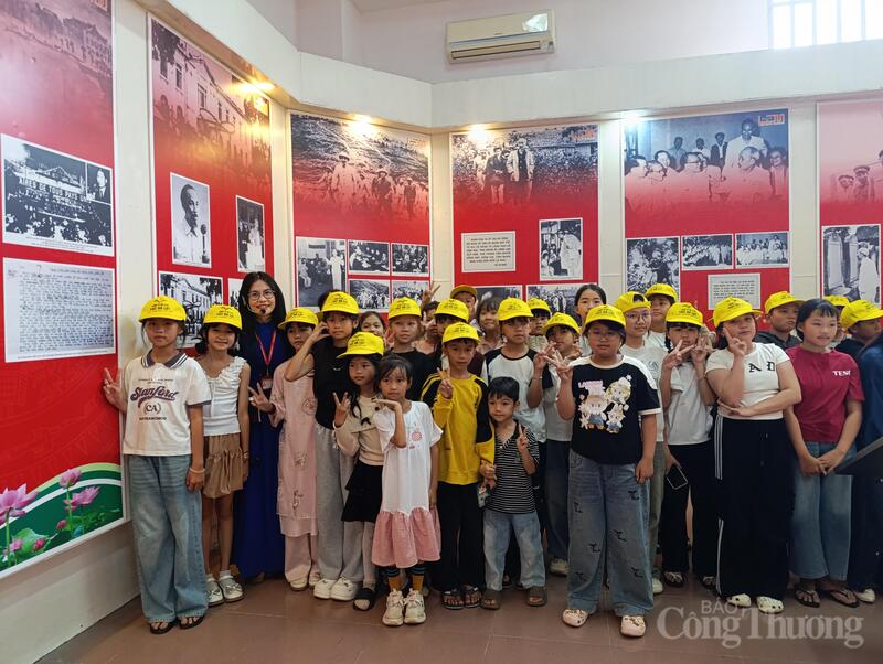Các em học sinh chụp ảnh lưu niệm tại không gian trưng bày những kỷ vật về Người. Ảnh: Lê Sơn