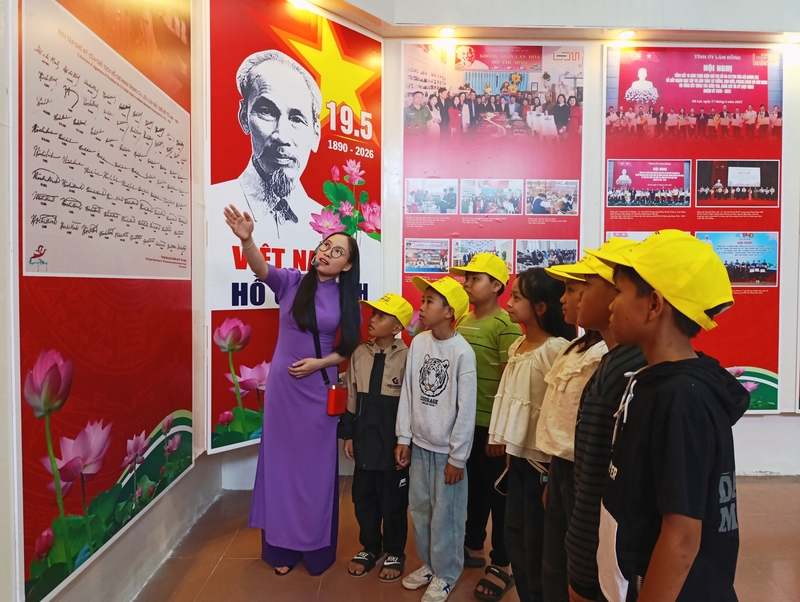 Chủ tịch Hồ Chí Minh không chỉ để lại cho dân tộc Việt Nam một di sản tư tưởng, đạo đức và phong cách vô cùng to lớn mà còn là biểu tượng của khát vọng hòa bình, độc lập và tiến bộ xã hội của nhân loại. Ảnh: Bảo tàng Lâm Đồng