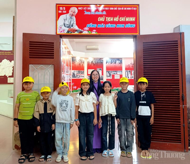 Các em học sinh chụp ảnh lưu niệm tại không gian trưng bày các kỷ vật của Bác. Ảnh: Lê Sơn
