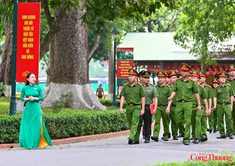 Nhiều đơn vị cũng đã tới Khu Di tích Chủ tịch Hồ Chí Minh tại Phủ Chủ tịch làm nơi học tập sinh hoạt chính trị trong những ngày lịch sử này.