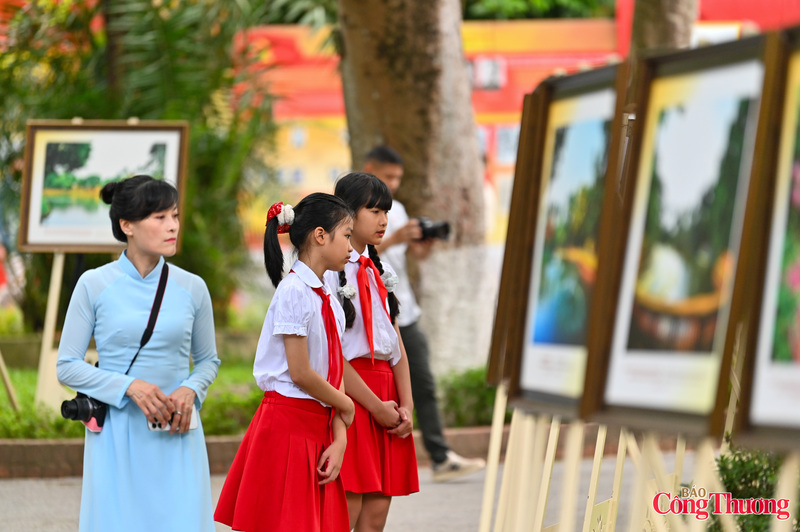 Giữa dòng người tham quan, có đoàn học sinh đến từ xã Bằng Hành, tỉnh Tuyên Quang. Dẫn các em về thăm Khu Di tích, cô Nguyễn Thị Gấm - Hiệu trưởng Trường Tiểu học và THCS Bằng Hành không giấu được xúc động khi chứng kiến học trò của mình lần đầu được tận mắt nhìn thấy những kỷ vật gắn với cuộc đời Bác Hồ.