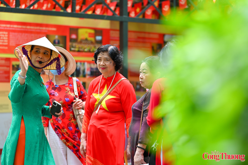 Tháng 5, dòng người đi trong thương nhớ - 10