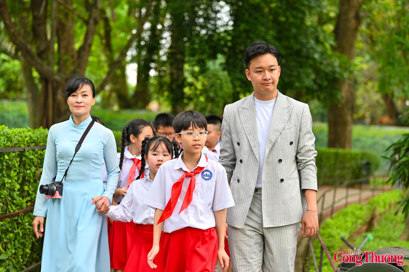 Tháng 5, nhiều đoàn học sinh trong cả nước đã đến Khu Di tích để tham quan, học từ Bác những điều giản dị, nhỏ bé nhất.