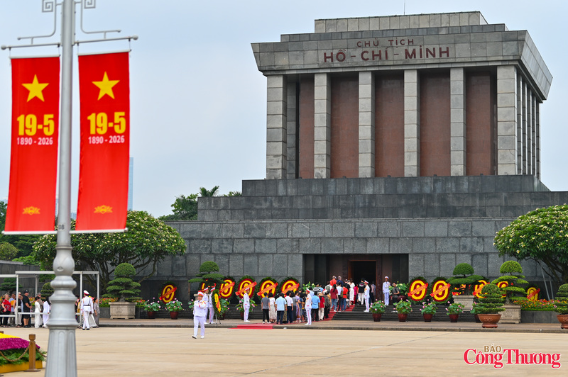 Giữa cái nắng như đổ lửa của Hà Nội tháng Năm, dòng người trước Lăng Chủ tịch Hồ Chí Minh vẫn lặng lẽ kéo dài từ sáng sớm.