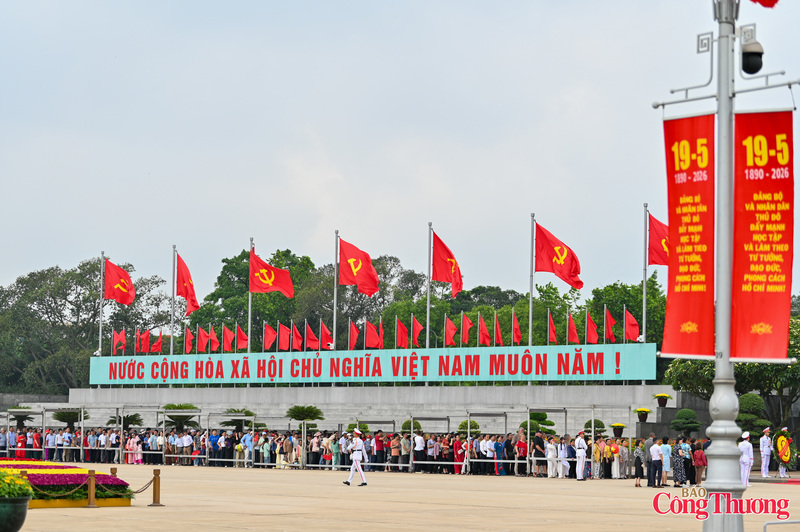 Người đứng đợi từ tinh mơ, lại có những cựu chiến binh tóc đã bạc trắng, chống gậy đứng hàng giờ giữa nắng nóng mà vẫn nhất quyết không rời hàng. Trong đó có cả những gia đình đưa con nhỏ ra Thủ đô lần đầu chỉ với một mong muốn giản dị: được vào Lăng viếng Bác.