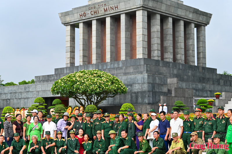 Sau khi viếng Bác nhiều du khách cũng như các cựu chiến binh đã dừng lại bên Lăng chụp ảnh lưu niệm.
