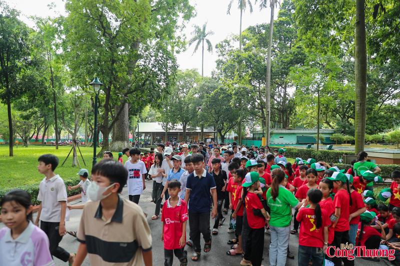 Hàng vạn người dân sau khi viếng Lăng đã vào Khu Di tích Chủ tịch Hồ Chí Minh tại Phủ Chủ tịch thăm nơi Bác Hồ đã sống và làm việc.
