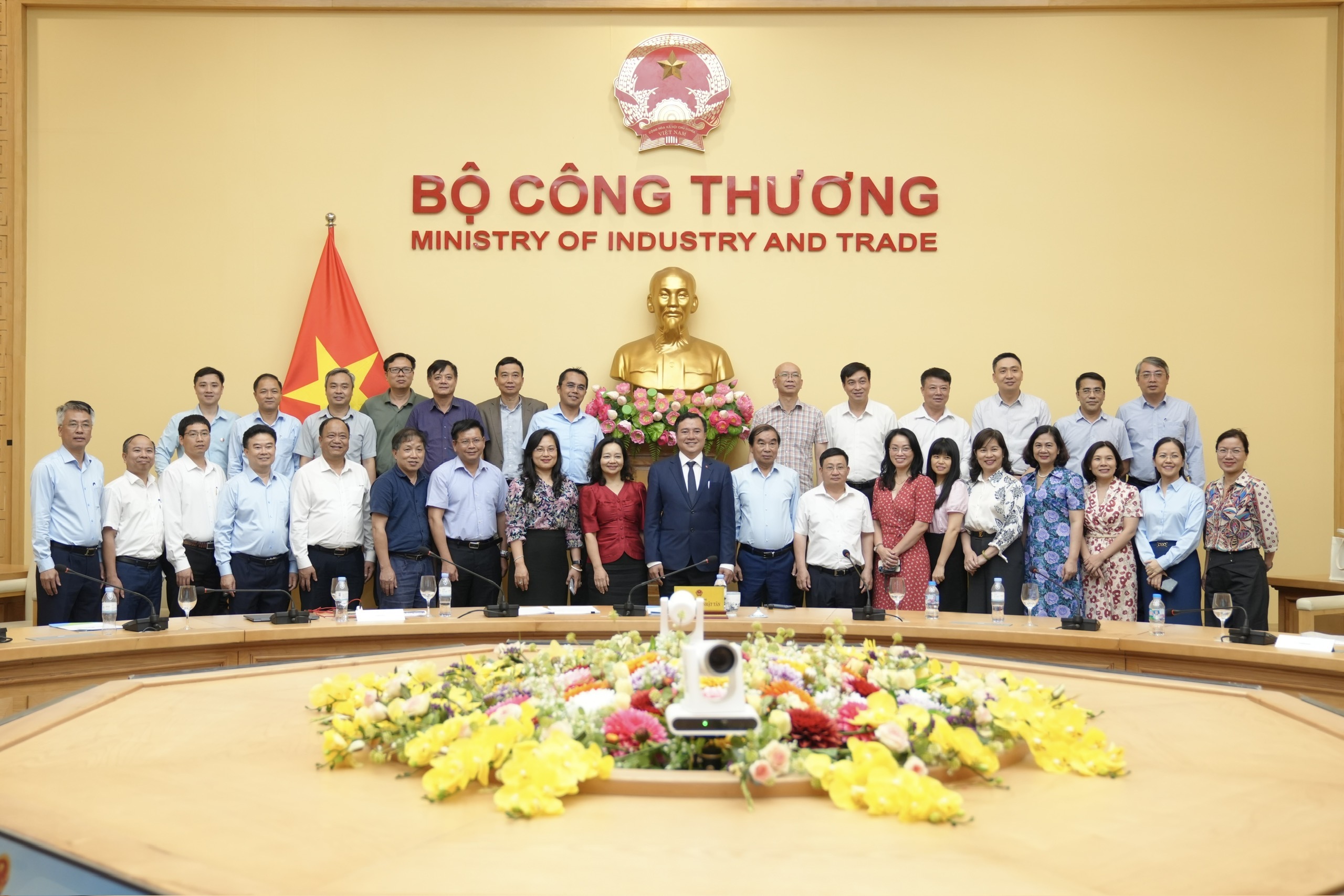 Thứ trưởng Bộ Công Thương Nguyễn Sinh Nhật Tân chụp ảnh cùng các đại biểu tham dự hội nghị.