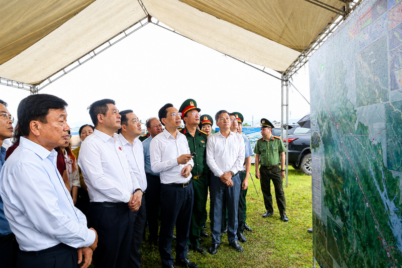 Phó Chủ tịch Quốc hội Nguyễn Hồng Diên nghe báo cáo tiến độ dự án.
