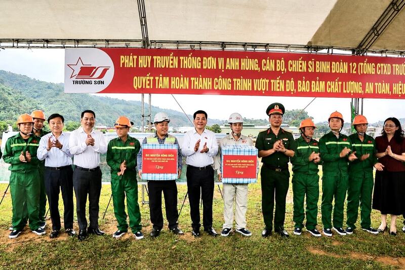 Phó Chủ tịch Quốc hội Nguyễn Hồng Diên tặng quà, động viên các công nhân đang thi công tuyến đường sắt Lào Cai - Hà Nội - Hải Phòng.