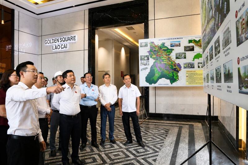 Phó Chủ tịch Quốc hội Nguyễn Hồng Diên và Đoàn công tác nghe giới thiệu về Dự án nhà ở xã hội Golden Square, khu giáp đường B6 kéo dài, phường Bắc Lệnh, Lào Cai.
