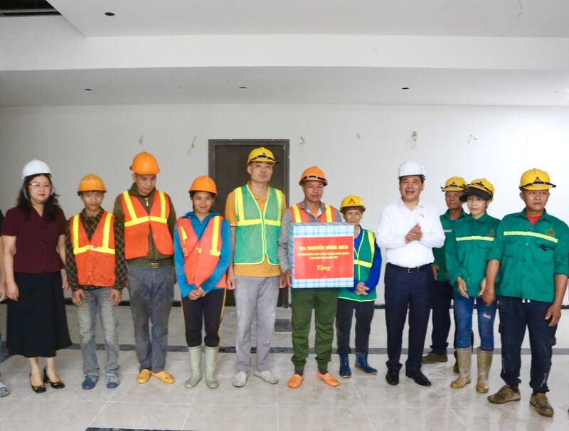 Phó Chủ tịch Quốc hội Nguyễn Hồng Diên tặng quà động viên công nhân đang thi công Dự án nhà ở xã hội khu bờ tả sông Hồng.
