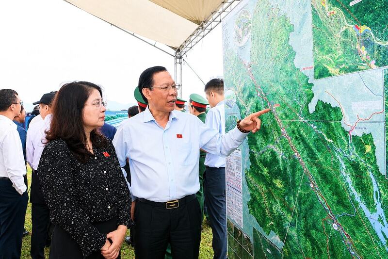 Chủ nhiệm Ủy ban Kinh tế và Tài chính Phan Văn Mãi nghiên cứu bản đồ tổng thể tuyến đường sắt Lào Cai - Hà Nội - Hải Phòng.