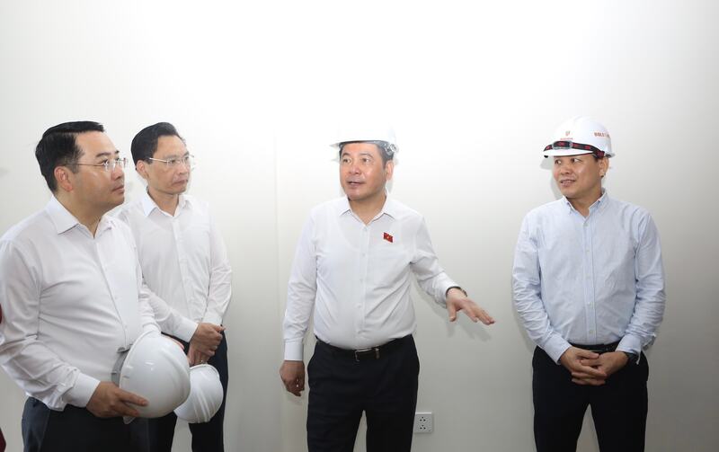 Phó Chủ tịch Quốc hội Nguyễn Hồng Diên và Đoàn công tác khảo sát Dự án nhà ở xã hội khu bờ tả sông Hồng, xã Vạn Hoà, Lào Cai.