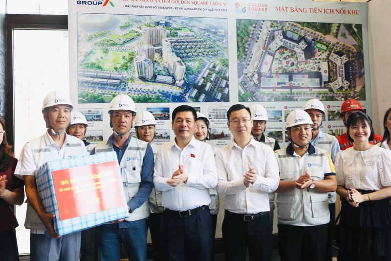 Phó Chủ tịch Quốc hội Nguyễn Hồng Diên tặng quà động viên công nhân đang thi công Dự án nhà ở xã hội Golden Square.