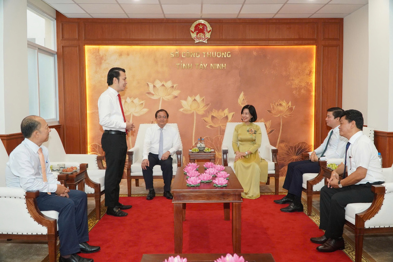 Ông Trương Tấn Sơn, Giám đốc Sở Công Thương tỉnh Tây Ninh giới thiệu về Không gian văn hoá Hồ Chí Minh nhân dịp kỷ niệm 136 năm Ngày sinh của Bác. Ảnh: Sở Công Thương Tây Ninh