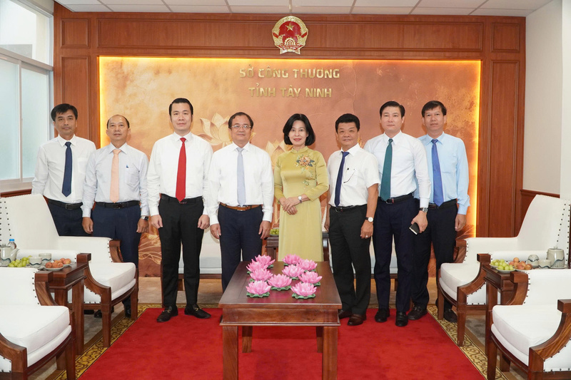 Các đại biểu chụp ảnh lưu niệm. Ảnh: Sở Công Thương Tây Ninh