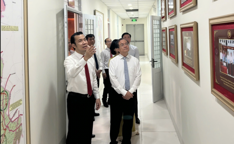 Phó Chủ tịch UBND tỉnh Tây Ninh Nguyễn Hồng Thanh tham quan không gian văn hoá Hồ Chí Minh tại Sở Công Thương tỉnh Tây Ninh. Ảnh: Sở Công Thương Tây Ninh