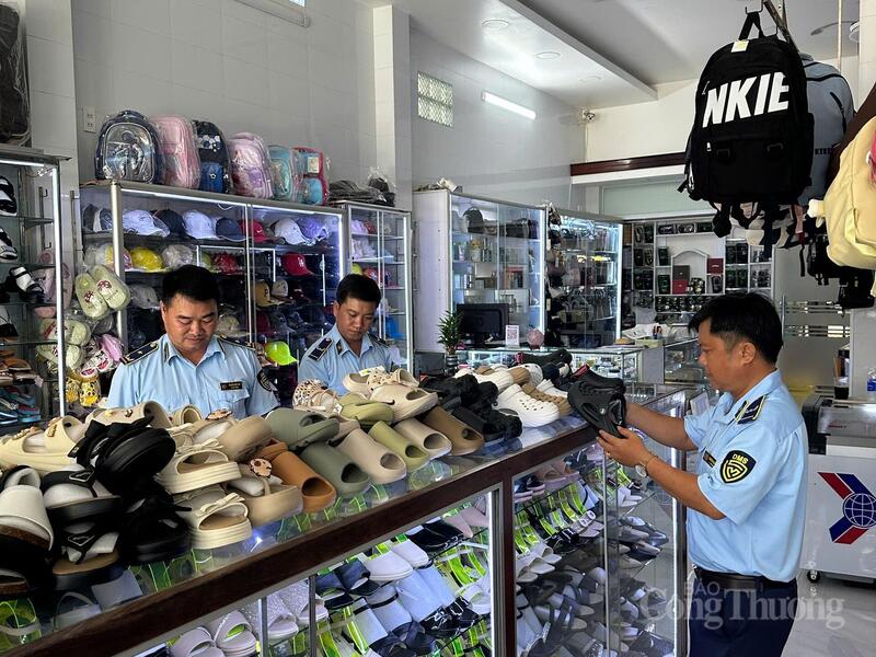 Ngày 13/5, Đội Quản lý thị trường số 9 tiến hành kiểm tra đột xuất Hộ kinh doanh giày dép V.H (phường Giá Rai), phát hiện hộ kinh doanh đang bày bán hàng hóa là dép mang nhãn hiệu “CROCS” có dấu hiệu giả mạo nhãn hiệu đang được bảo hộ tại Việt Nam, tổng số lượng 55 đôi dép với tổng trị giá hàng hóa vi phạm là hơn 9,3 triệu đồng. Ảnh DMS Cà Mau