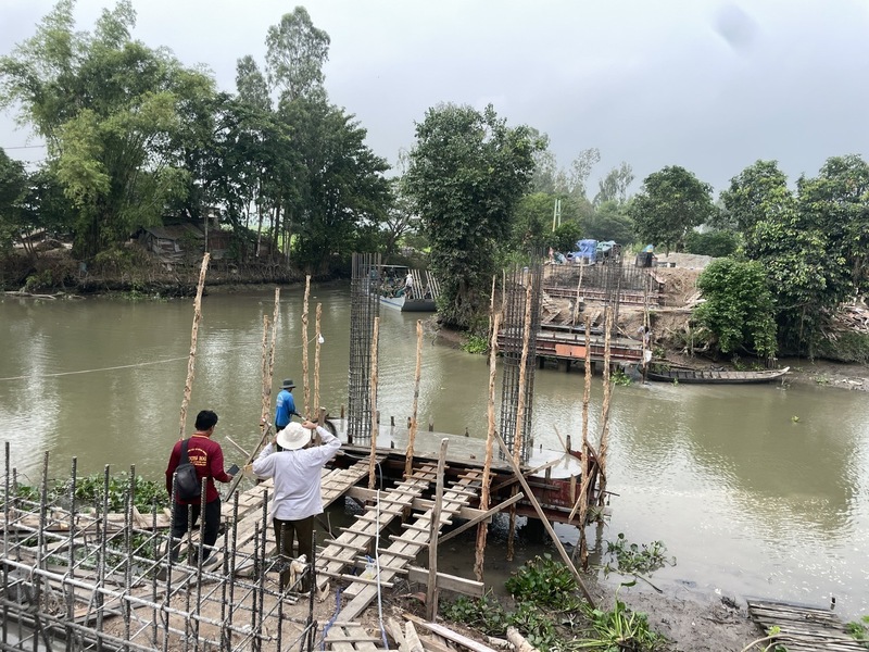 Cầu Tuyết Hoa (Kênh 2 - Bắc kênh Chủ Mỹ) đang được khẩn trương thi công, góp phần hoàn thiện hạ tầng giao thông nông thôn tại xã Châu Phú. Ảnh: Trung Hiếu