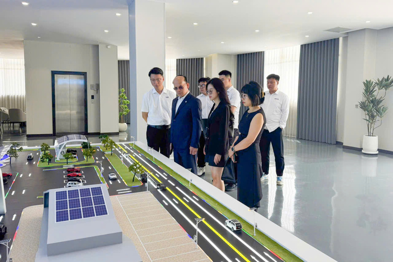 Ông Nguyễn Minh Hưng - Chủ tịch GIP tham quan nhà máy sản xuất của Tập đoàn Juhang tại Hình Đài, Hà Bắc (Trung Quốc).