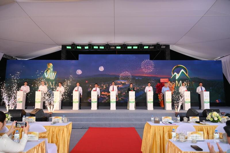 Đại biểu thực hiện nghi thức khởi công