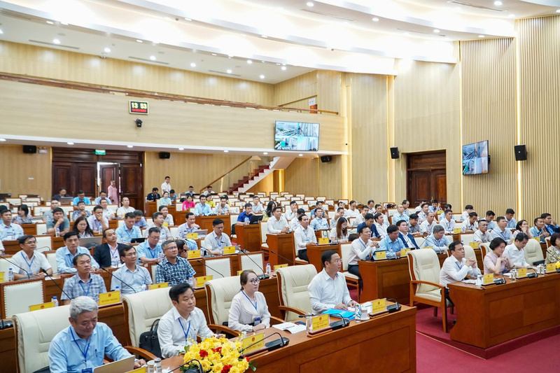 Hội thảo “Nhà ở xã hội tại miền Trung – Tây Nguyên: Thực trạng, cơ chế và giải pháp thúc đẩy” được Báo Xây dựng phối hợp với UBND tỉnh Quảng Ngãi tổ chức với sự tham gia các đơn vị trực thuộc Bộ Xây dựng, lãnh đạo UBND tỉnh Quảng Ngãi, Hiệp hội Bất động sản Việt Nam, Sở Xây dựng các tỉnh miền Trung - Tây Nguyên. Ảnh: Nguyễn Dương