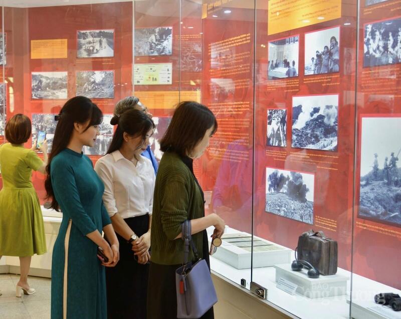 Trong ngày kỷ niệm 136 năm Ngày sinh Chủ tịch Hồ Chí Minh, nhiều người dân đã tìm về Bảo tàng Hồ Chí Minh để tưởng nhớ và xúc động trước những hiện vật giản dị gắn với cuộc đời Bác.