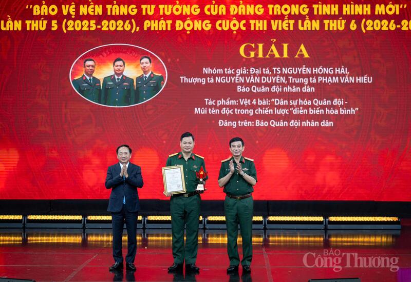 Trao giải Cuộc thi viết 'Bảo vệ nền tảng tư tưởng của Đảng trong tình hình mới' - 3