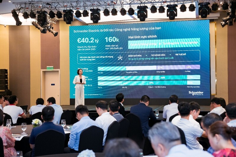 Bà Đoàn Thị Hà, Phó Tổng giám đốc Khối Tự động hóa công nghiệp của Schneider Electric Việt Nam chia sẻ tại sự kiện.
